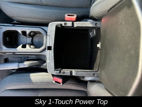 Used 2023 Jeep Wrangler Unlimited w/ Sun & Screen Package image 24