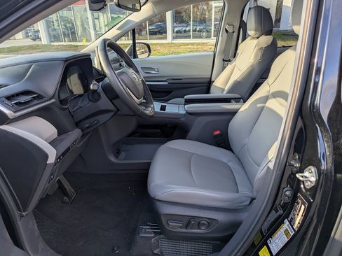 Used 2024 Toyota Sienna XLE image 17