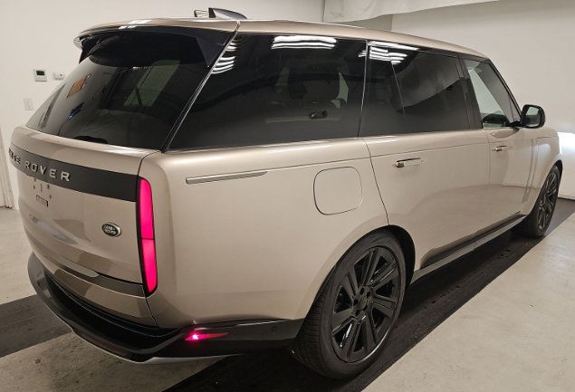 Used 2022 Land Rover Range Rover Long Wheelbase SE AWD/4WD image 2