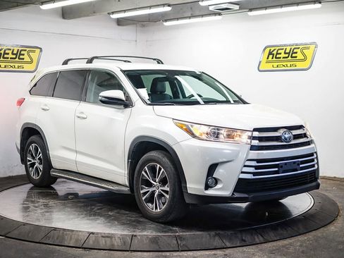 Used 2017 Toyota Highlander Plus w/ Carpet Mat Package image 5