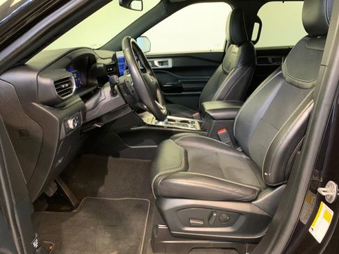 Used 2022 Ford Explorer ST w/ ST Street Pack image 10