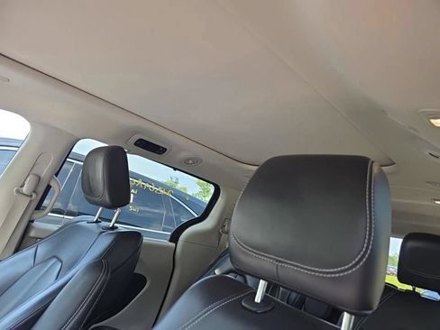 Used 2023 Chrysler Pacifica Touring-L FWD image 9
