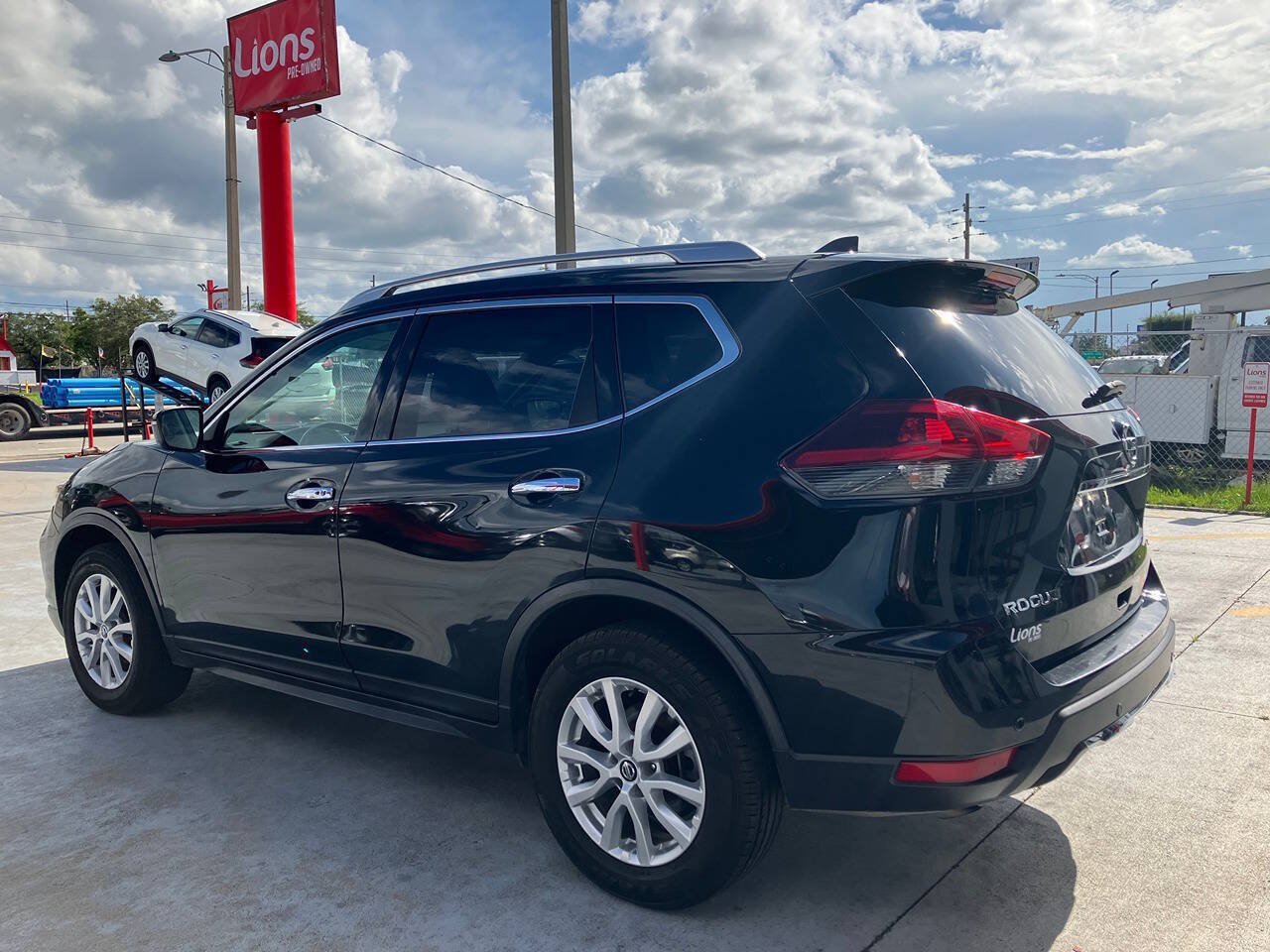 Used 2020 Nissan Rogue SV FWD image 4