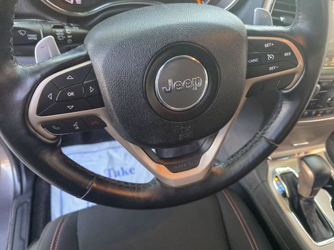 Used 2017 Jeep Grand Cherokee Laredo AWD/4WD image 29