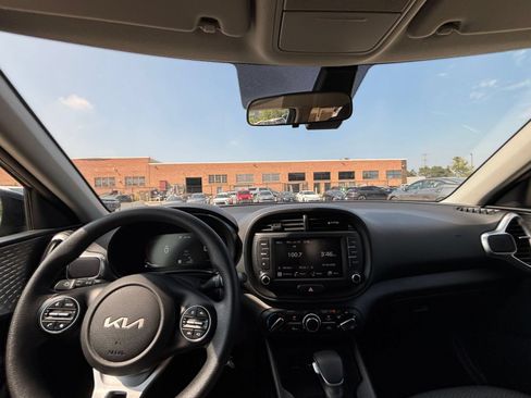 Used 2025 Kia Soul LX w/ LX Technology Package FWD image 31