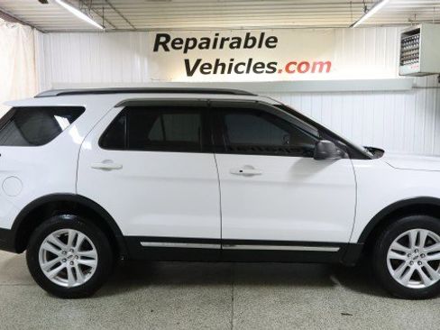 Used 2018 Ford Explorer XLT image 4