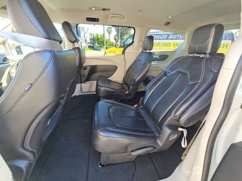Used 2023 Chrysler Pacifica Touring-L FWD image 10