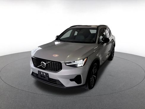 Used 2024 Volvo XC40 B5 Core image 6