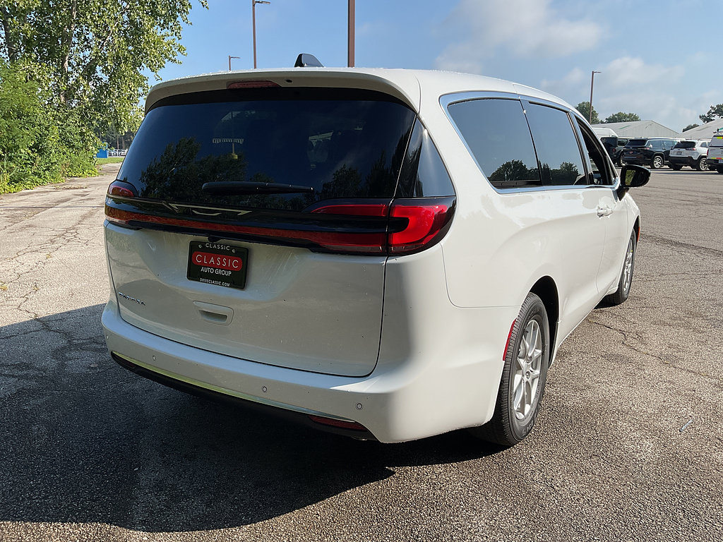 New 2027 Chrysler Pacifica Select FWD image 5
