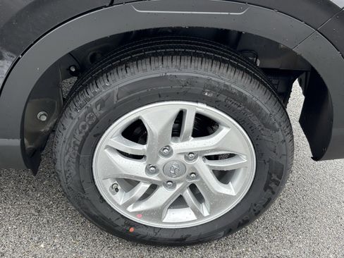 New 2025 Hyundai Venue SE image 9