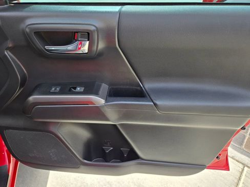 Used 2022 Toyota Tacoma TRD Off-Road AWD/4WD image 21