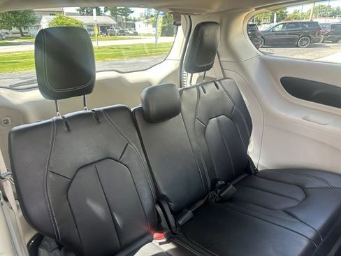 Used 2024 Chrysler Pacifica Touring-L FWD image 17