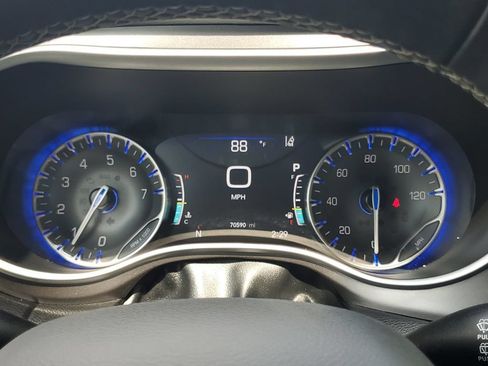 Used 2023 Chrysler Pacifica Touring-L FWD image 22