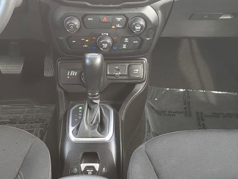 Used 2023 Jeep Renegade Latitude AWD/4WD image 14