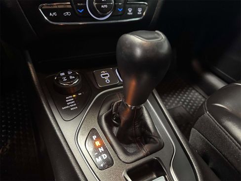 Used 2022 Jeep Cherokee Trailhawk image 24