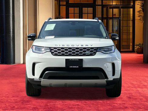 Used 2025 Land Rover Discovery S image 7