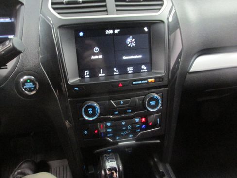 Used 2017 Ford Explorer XLT w/ Equipment Group 202A AWD/4WD image 38