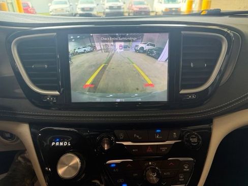 Used 2022 Chrysler Pacifica Touring-L FWD image 19