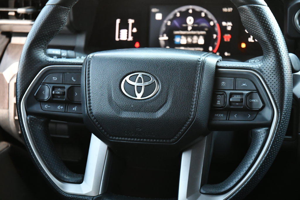 Used 2025 Toyota 4Runner SR5 AWD/4WD image 32