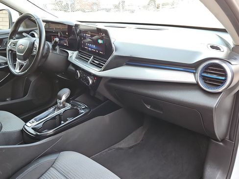 Used 2025 Chevrolet Trax LT w/ LT Convenience Package FWD image 32