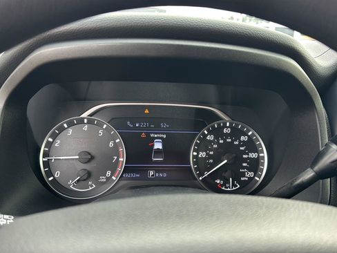 Used 2022 Nissan Titan SV image 20