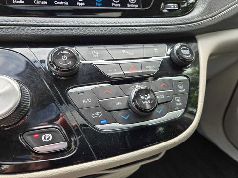 Used 2020 Chrysler Pacifica Limited FWD image 32