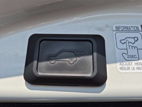 Used 2018 Toyota RAV4 Limited w/ Advanced Technology Package AWD/4WD image 28