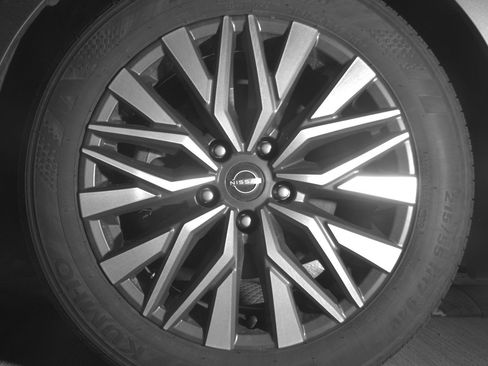 Used 2025 Nissan Altima 2.5 SV FWD image 12