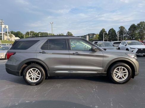 Used 2025 Ford Explorer Active AWD/4WD image 8