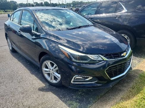 Used 2017 Chevrolet Cruze LT w/ Convenience Package FWD image 4
