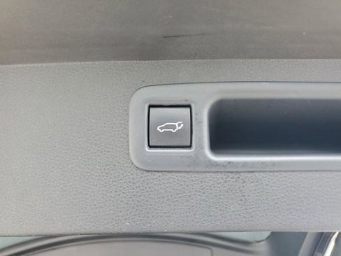 Used 2025 Toyota Highlander XLE FWD image 12