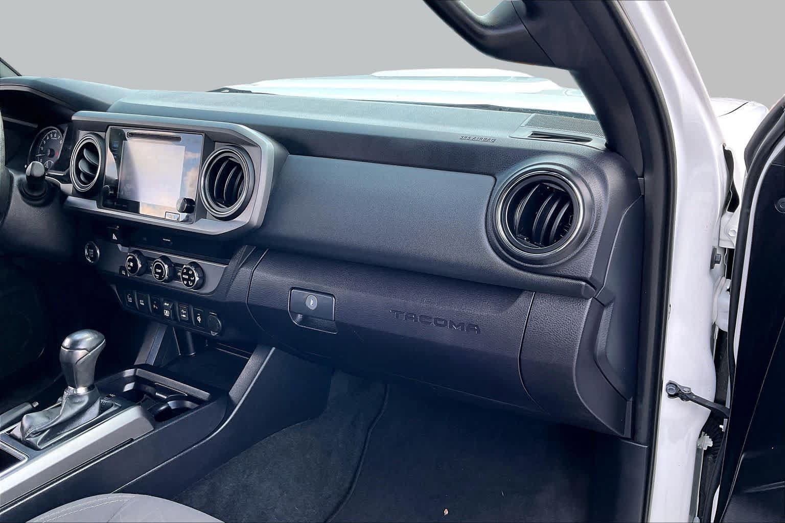 Used 2018 Toyota Tacoma TRD Sport w/ Technology Package RWD image 17