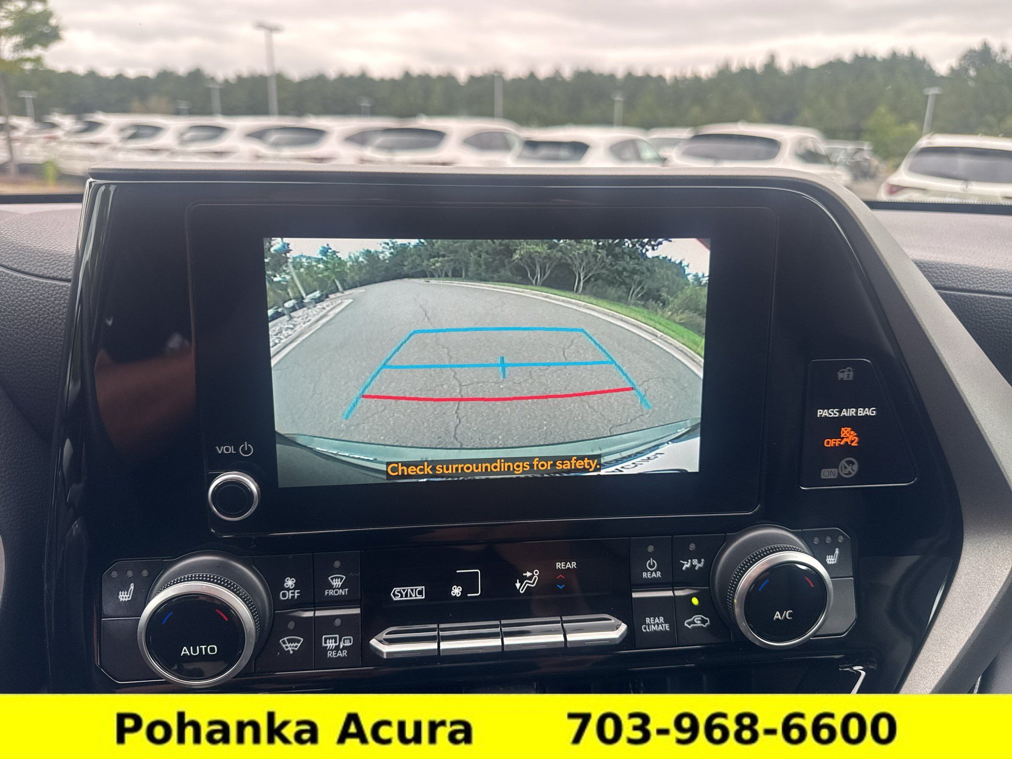 Used 2024 Toyota Highlander XLE AWD/4WD image 19