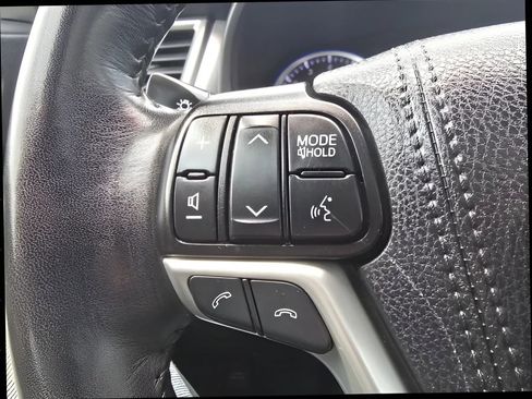Used 2019 Toyota Highlander XLE AWD/4WD image 28