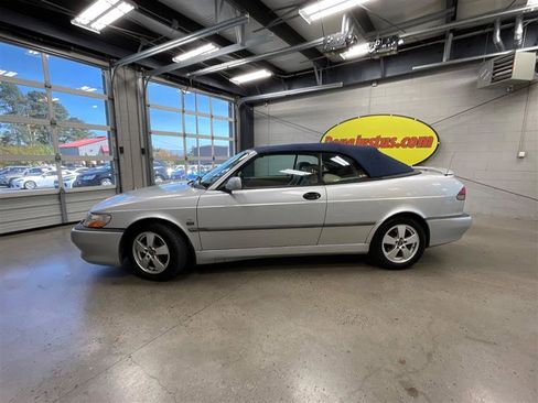 Used 2003 Saab 9-3 SE image 2