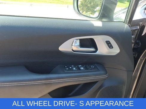 Certified 2023 Chrysler Pacifica Touring-L w/ S Appearance Package AWD/4WD image 9