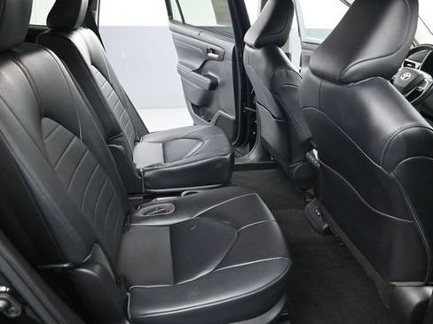 Used 2023 Toyota Highlander XLE AWD/4WD image 18