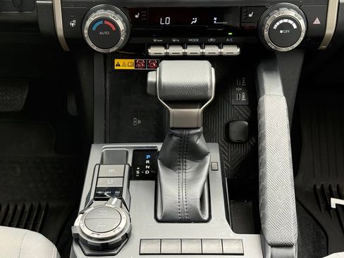 Used 2025 Toyota Tacoma SR5 AWD/4WD image 25