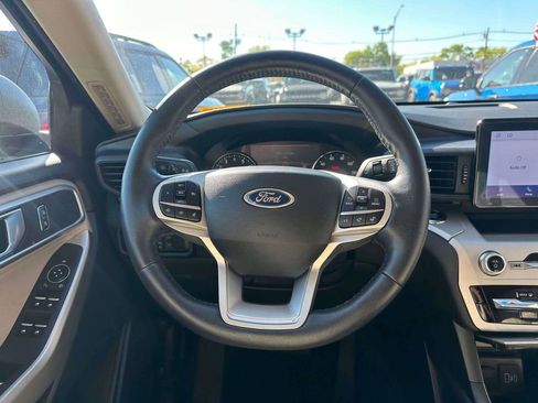 Used 2023 Ford Explorer XLT AWD/4WD image 14