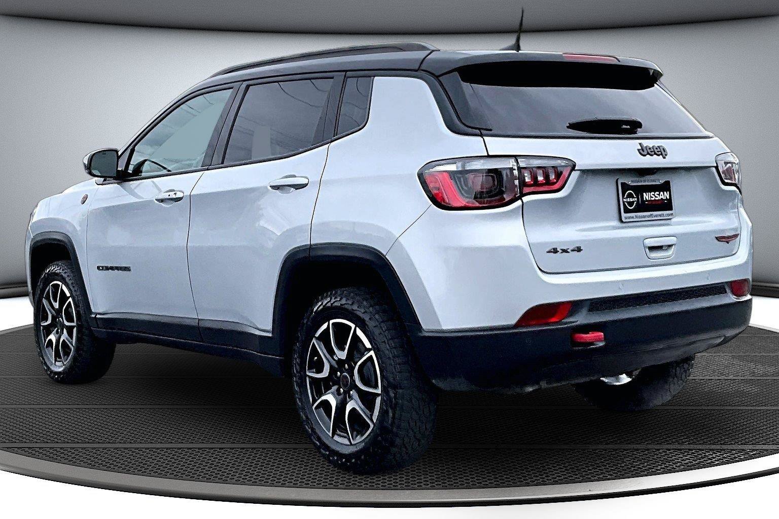 Used 2025 Jeep Compass Trailhawk AWD/4WD image 5