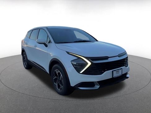Used 2025 Kia Sportage LX FWD image 3