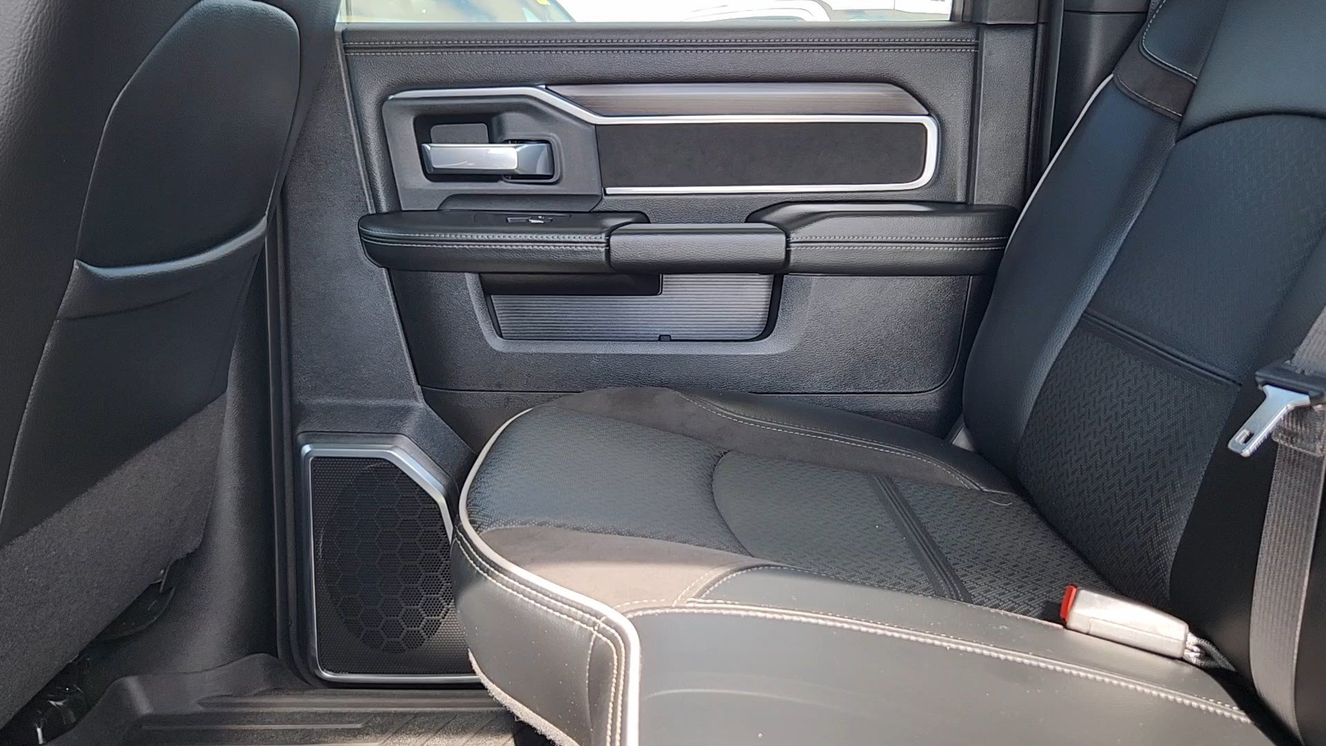 Used 2025 RAM 2500 Laramie AWD/4WD image 16