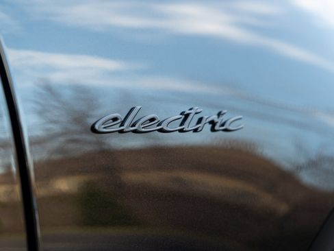 New 2026 Porsche Macan 4 Electric image 38