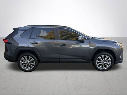 Used 2022 Toyota RAV4 XLE Premium image 6