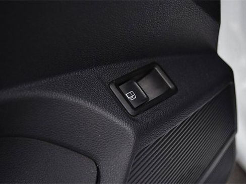 Used 2023 Volkswagen Taos SE w/ Panoramic Sunroof Package image 9