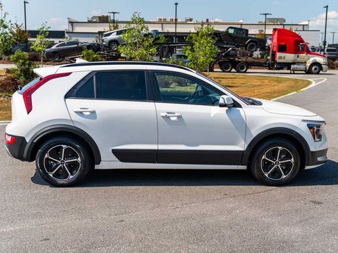 Used 2023 Kia Niro EX image 8