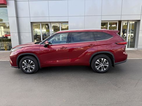 Used 2022 Toyota Highlander XLE image 2