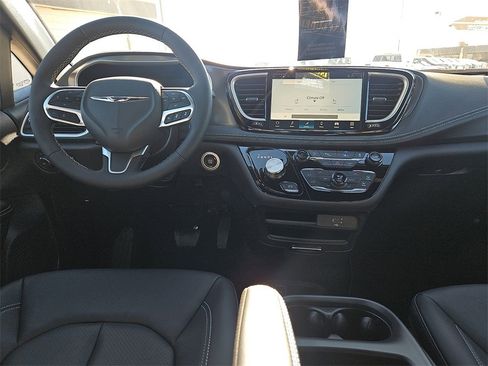 New 2026 Chrysler Pacifica Select image 12