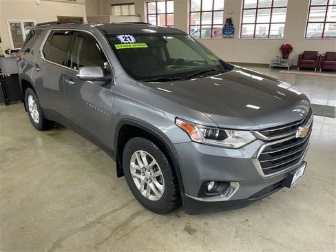 Used 2021 Chevrolet Traverse LT image 2