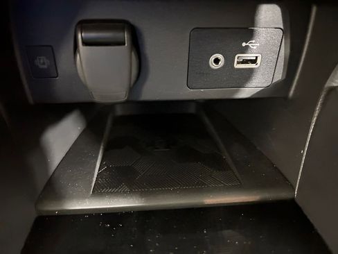 Used 2025 Nissan Versa SV w/ Trunk Package image 30